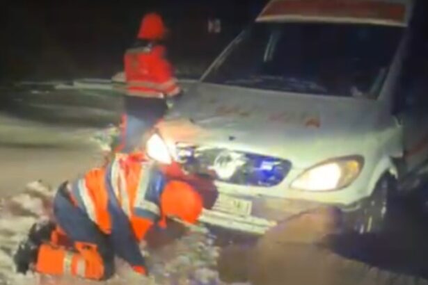 video ambulanta inzapezita la viroaga aceasta a fost scoasa din zapada in urma unei actiuni coordonate de presedintele cj constanta 67b43803b47e6