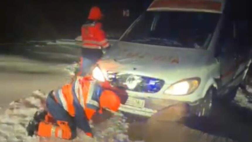 video ambulanta inzapezita la viroaga aceasta a fost scoasa din zapada in urma unei actiuni coordonate de presedintele cj constanta 67b43803b47e6
