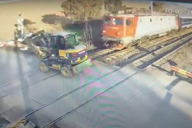 video circulatie feroviara blocata pe ruta bucuresti ploiesti momentul in care un excavator a fost lovit de tren pe calea ferata 67a9c8ce71179