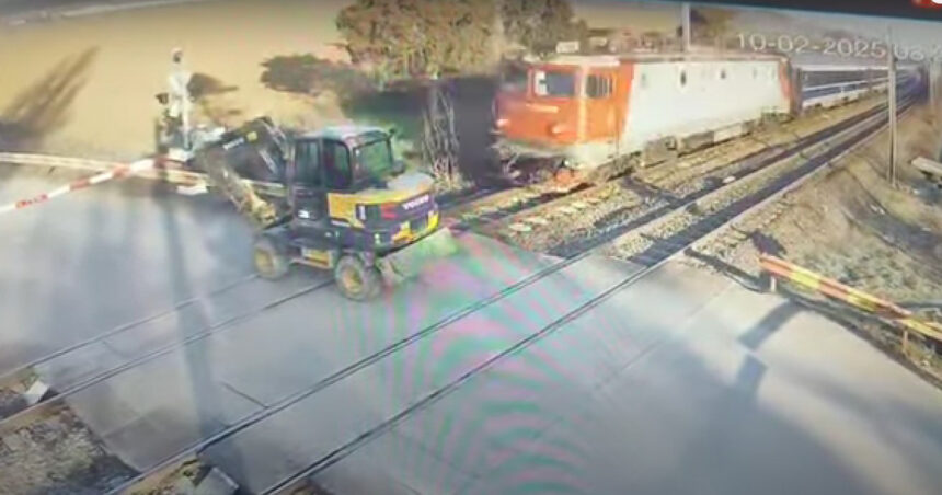 video circulatie feroviara blocata pe ruta bucuresti ploiesti momentul in care un excavator a fost lovit de tren pe calea ferata 67a9c8ce71179