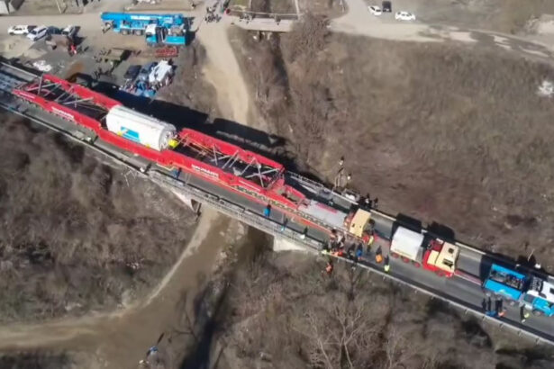 video cum a trecut transportul agabaritic record pentru romania peste podul din conop arad s a utilizat cu succes tehnologia flyover 67bee80f58505