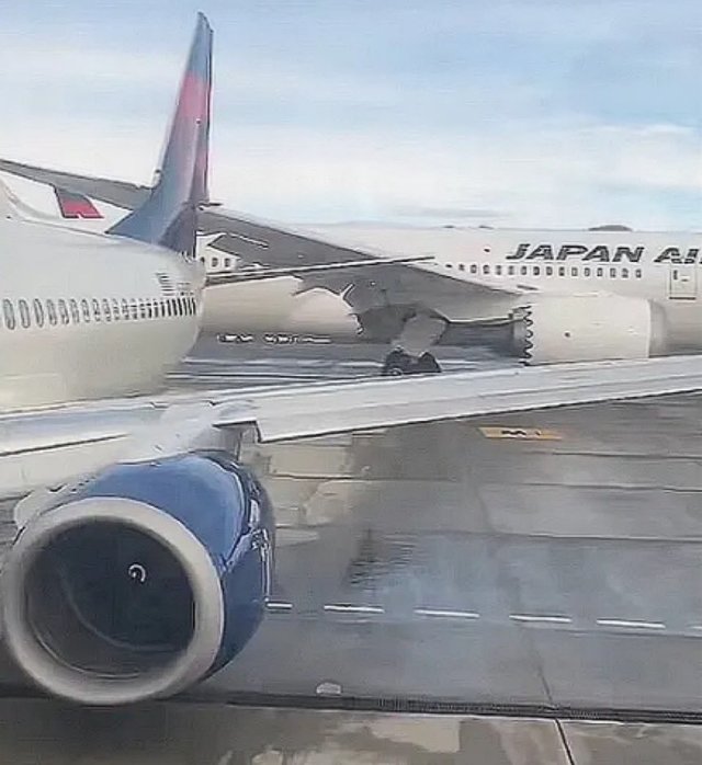 video doua avioane s au acrosat pe pista aeroportului din seattle spre spaima pasagerilor 67a5aeb4ea711