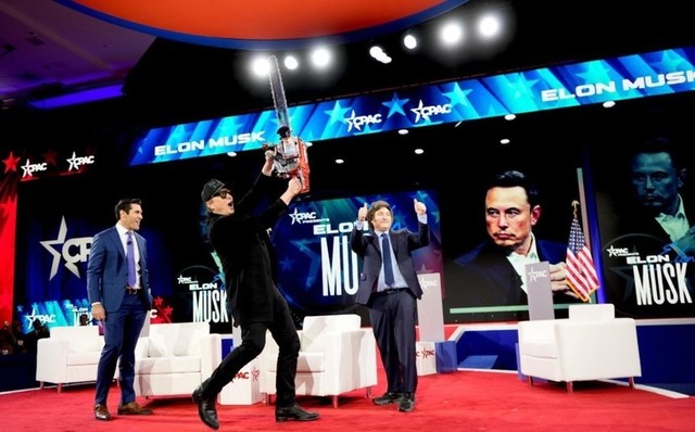 video elon musk apare cu o drujba la o conferinta a conservatorilor aceasta este drujba pentru birocratie 67b846f45736d