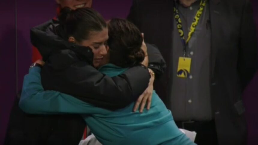 Imagini rare: Simona Halep, îmbrățișată de Sorana Cîrstea după ultimul meci al carierei la Cluj-Napoca 1 video exclusiv imagini rare simona halep imbratisata de sorana cirstea dupa ultimul meci al carierei la cluj napoca 67a26bea2485e