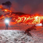 video imagini cu turisti care schiaza chiar pe langa lava vulcanului etna care este din nou activ autoritatile se plang ca oamenii ii ignora 67b4b6fab9746