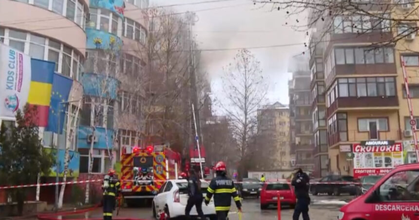 video incendiu la mansarda unui bloc din chiajna pompierii intervin greu din cauza masinilor parcate si a strazilor inguste 67c15ce43d6c6