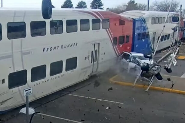 video momentul in care un tren spulbera un suv aflat pe sine la cateva secunde dupa ce soferul intra in panica si abandoneaza masina 67ae27408b89c