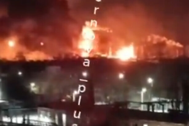 video o importanta rafinarie de petrol de langa moscova a luat foc dupa un atac ucrainean cu drone 67bc3ded1d47b
