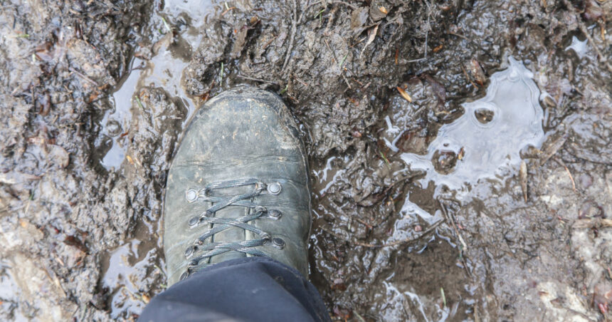 video ocolesti o groapa si dai in 10 comuna din olt abandonata in noroaie dupa alegerile locale revoltati oamenii au protestat pe ulite 67beb63cdbb20