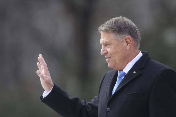 video prima aparitie a lui klaus iohannis dupa demisie fostul presedinte si a reluat programul de duminica 67b24c97d9392