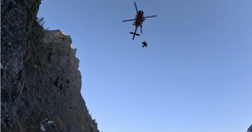 video trei turisti straini blocati intr o zona abrupta de pe jepii mici au fost salvati cu elicopterul 67b0cd746f849