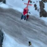 video trei turisti straini blocati pe un traseu din muntii bucegi salvati cu elicopterul 67acee913d5d1