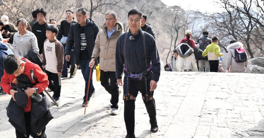 video turistii chinezi urca muntele tai cu ajutorul unor exoschelete robotizate 67b25da5a0831