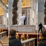 video un roman a distrus altarul principal din biserica sf petru de la vatican momentul a fost filmat de turisti 67a702ae689da