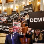 videofoto parlamentarii usr si aur au protestat cu pancarte si i au cerut demisia lui ciolacu ai zburat cu nordis zboara din functie 67a37e8fd1f29