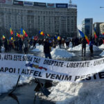 videofoto protest in fata guvernului cu 200 de persoane aur strange semnaturi pentru candidatura lui calin georgescu la prezidentiale 67b85023aa79a