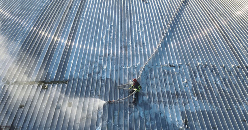 videofoto ucrainenii au inceput sa repare scutul centralei nucleare de la cernobil lovit de o drona ruseasca 67b6ecd827760