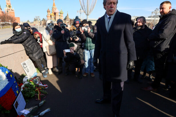 zeci de diplomati occidentali l au sfidat pe putin au depus flori la locul in care a fost ucis opozantul boris nemtov 67c074afdeec9