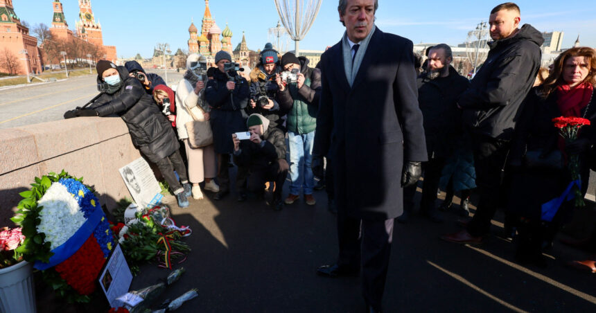 zeci de diplomati occidentali l au sfidat pe putin au depus flori la locul in care a fost ucis opozantul boris nemtov 67c074afdeec9