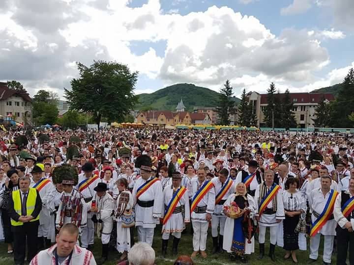 ziua costumului popular aniversata cu doua recorduri 15 000 de oameni s au imbracat in costume populare uniti intr o hora printre ei liviu dragnea foto si video 679fccbbc611c