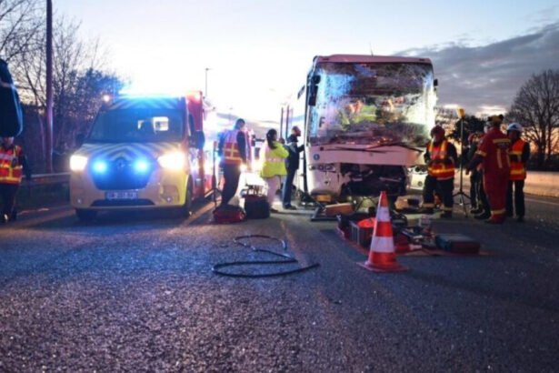 36 de cadeti francezi au fost raniti dupa ce patru autocare s au ciocnit pe o autostrada 67dbd7100c061