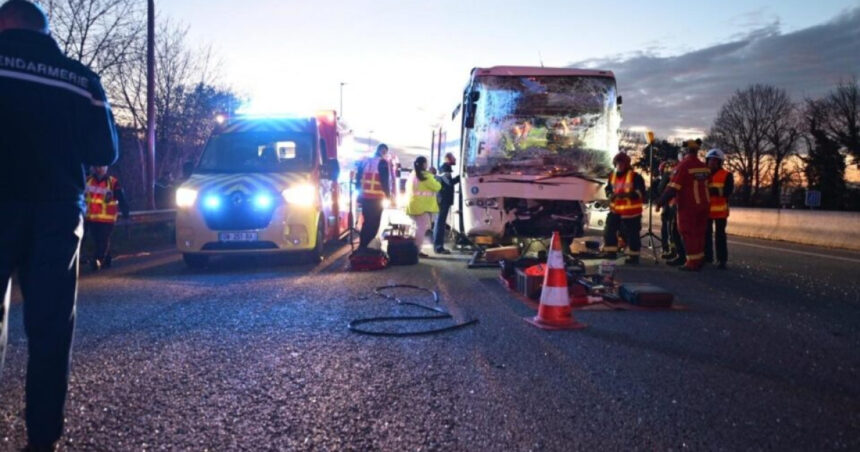 36 de cadeti francezi au fost raniti dupa ce patru autocare s au ciocnit pe o autostrada 67dbd7100c061