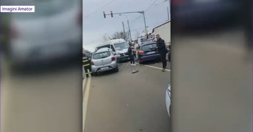 5 masini si un microbuz s au ciocnit la intrarea in bucuresti 12 oameni au fost dusi la spital 67d8727ee3379