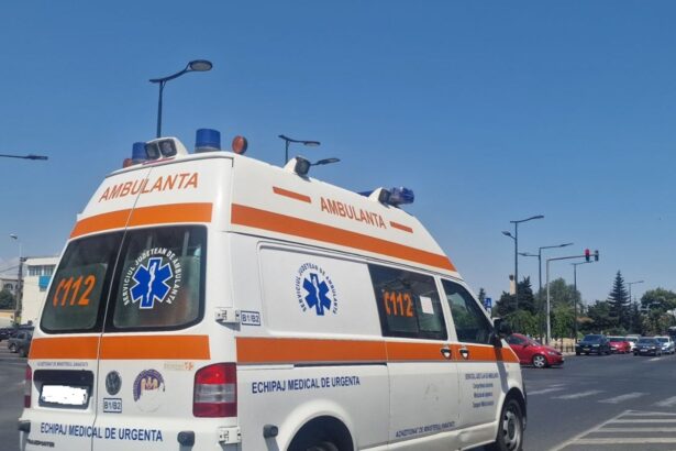 accident cu 3 masini in valu lui traian in fata postei intervin echipajele de ambulanta si smurd 67d7cbe5aeff9
