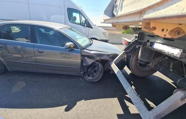 accident intre doua tir uri si un autoturism pe dn 22 in apropiere de baia traficul este blocat 67cee89a6c0b7