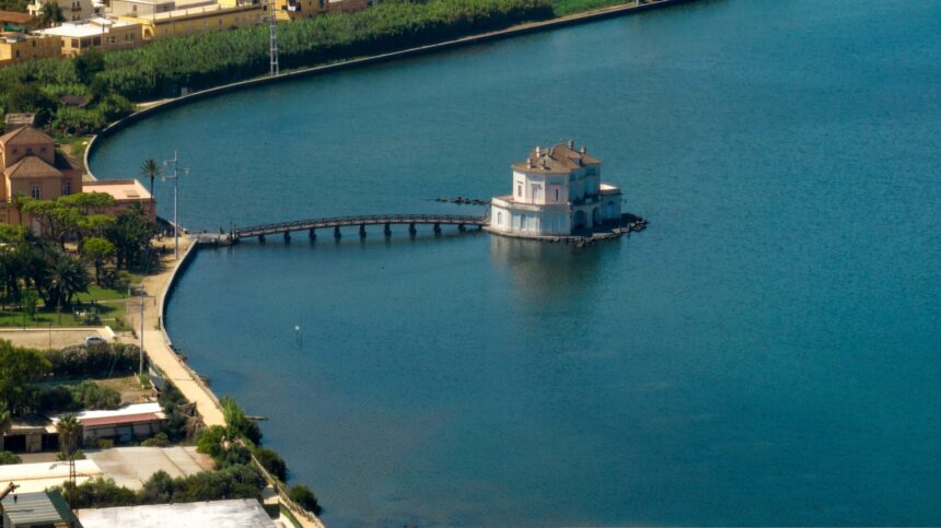 arheologii italieni uimiti dupa ce o vila din epoca romana a iesit la suprafata din lacul fusaro 67d5ae37b8a6a