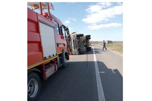 basculanta rasturnata in sant pe dn22 circulatia se desfasoara pe o singura banda vezi aici zona afectata 67d96d969d7a6