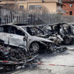 cel putin 17 masini mistuite de flacari la un showroom tesla de la periferia romei nu este exclusa incendierea deliberata 67eaeea7abd46