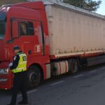 cetatean strain depistat de politistii de frontiera la volanul unui autocamion cu un permis de conducere fals 67e40270b8851