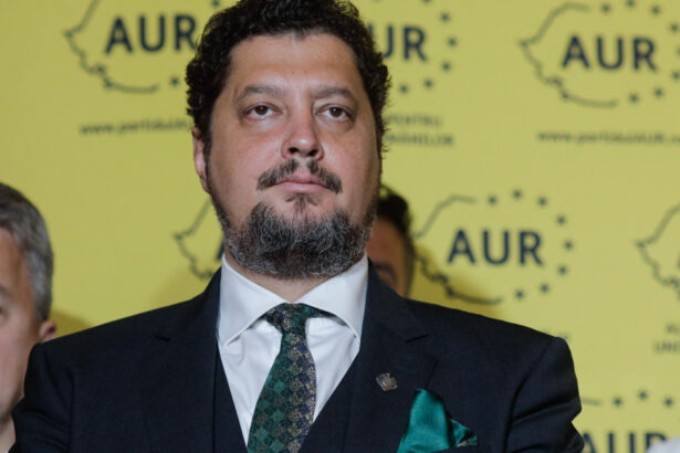 claudiu tarziu suntem pe marginea prapastiei si asteptam salvarea de la un cuplet binecuvantat de georgescu 67d1df260a516