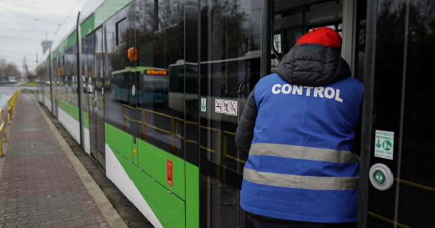 controlor stb atacat de un barbat pe linia 10 de tramvai din capitala agresorul a fugit de la fata locului 67d81e48938ae