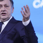 crin antonescu atac la victor ponta calin georgescu este incomparabil un om mai serios decat el 67cae817ea465