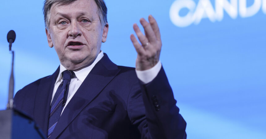 crin antonescu despre sustinatorii lui calin georgescu atator romani li s a urat cu binele si sustin o fantasmagorie 67c5d1084ae18