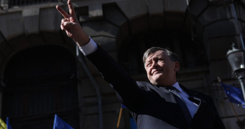 crin antonescu si a anuntat demisia din partidul national liberal si si a depus candidatura la bec 67cda0d433eb2