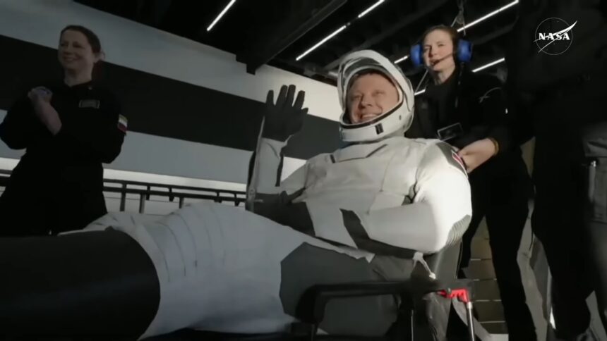 de ce astronautii nasa blocati in spatiu au fost transportati pe targa dupa intoarcerea pe pamant 67daed7d94117