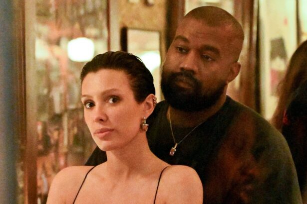 de ce bianca censori accepta sa fie pusa in ipostaze stanjenitoare de catre kanye west familia o indeamna sa divorteze 67c2ec7979a9b