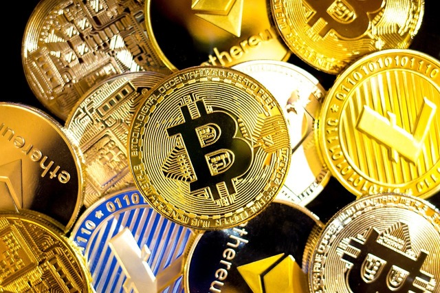 donald trump anunta crearea unei rezerve strategice de criptomonede a sua incluzand bitcoin solana xrp si altele 67c556329d484