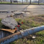 foto accidentul din mamaia la o saptamana dupa tragedie lumanari in sant gropi in asfalt si stalpul ce a adus moartea unui tanar lasat in drum 67d6f15207003