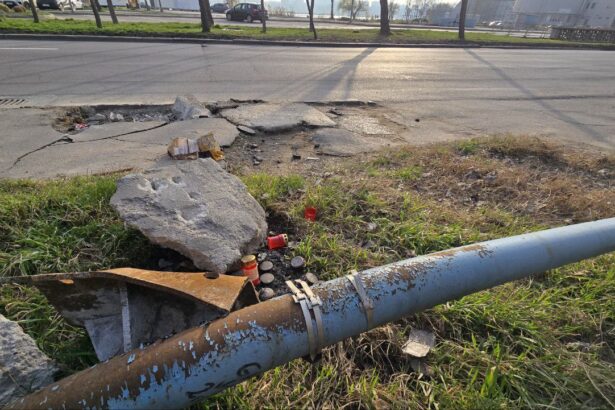 foto accidentul din mamaia la o saptamana dupa tragedie lumanari in sant gropi in asfalt si stalpul ce a adus moartea unui tanar lasat in drum 67d6f15207003