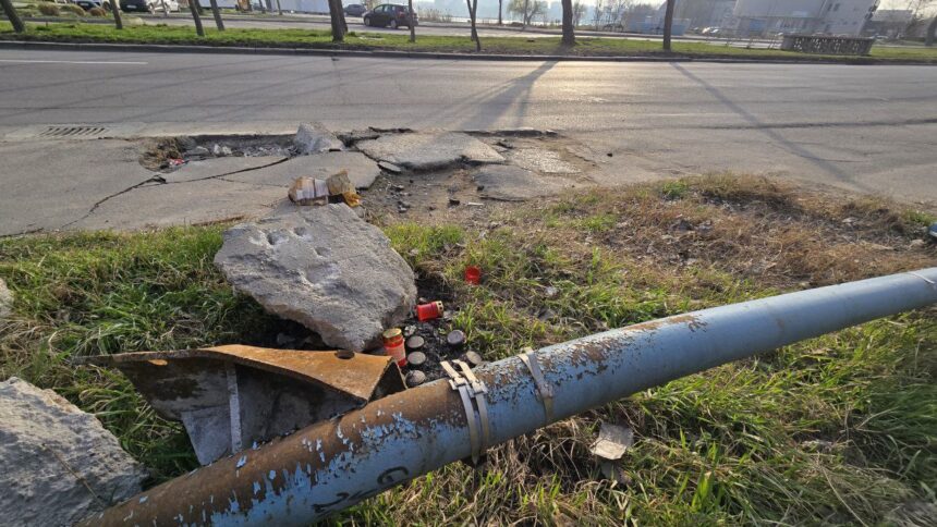 foto accidentul din mamaia la o saptamana dupa tragedie lumanari in sant gropi in asfalt si stalpul ce a adus moartea unui tanar lasat in drum 67d6f15207003