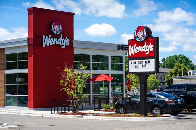 foto celebrul wendys a ales deja primele mall uri din romania pentru restaurante ce salarii ofera 67e2459fed137