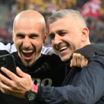 foto direct pe teren jucatorii de la fcsb au sarbatorit victoria cu dinamo alaturi de un fost jucator al campioanei 67ea3404ad846