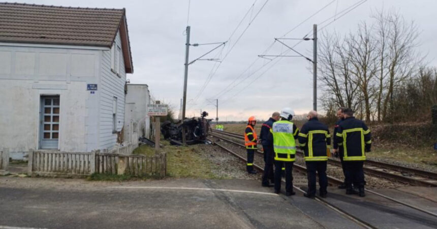foto doi soldati francezi au murit dupa ce masina in care se aflau a fost lovita de un tren la o trecere la nivel cu calea ferata 67d82c2d7d2f2