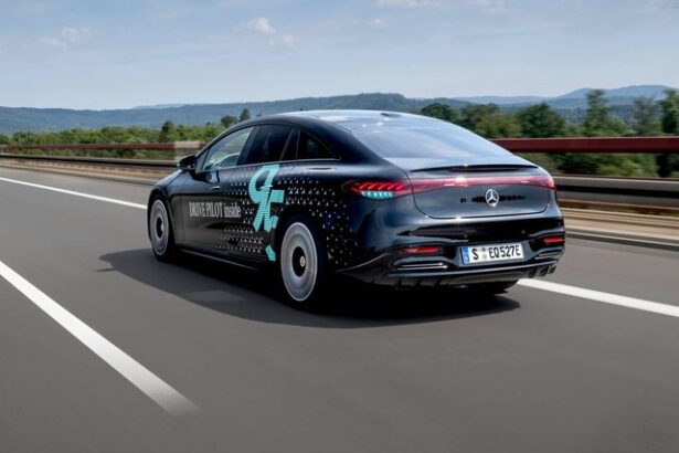 foto dupa alb rosu si galben mercedes introduce o noua culoare la luminile masinilor 67cc571dec18d
