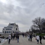 foto faleza cazinoului din constanta plina de viata o zi perfecta pentru o plimbare pe malul marii 67d57927039f8