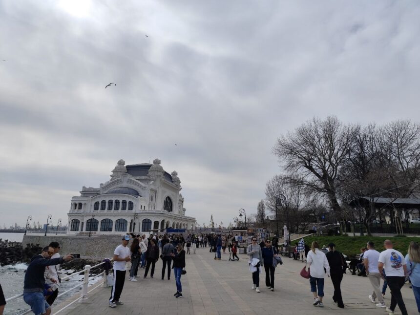 foto faleza cazinoului din constanta plina de viata o zi perfecta pentru o plimbare pe malul marii 67d57927039f8